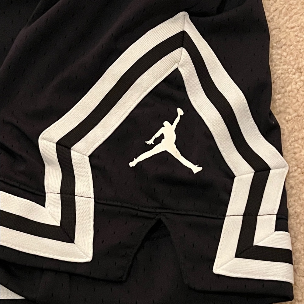 Jordan Boy’s Size Large Black and White Athletic Shorts - Picture 3 of 4